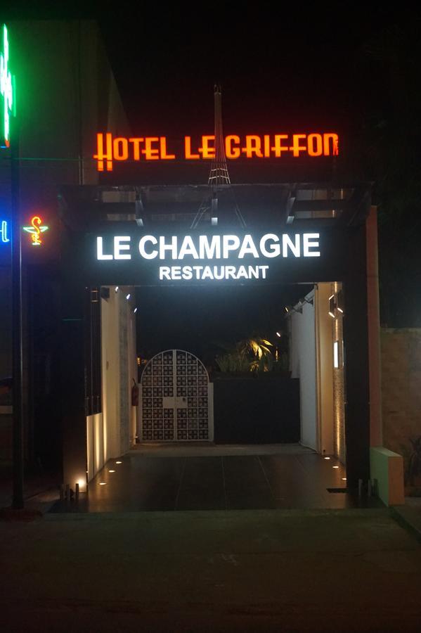 Hotel Le Griffon Abidjan Exterior photo